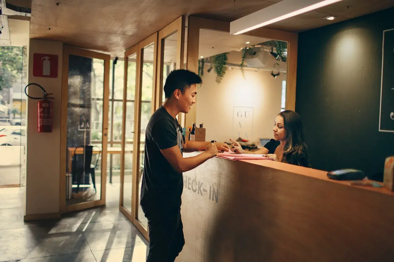 Overbooking w hotelu - co to jest i jak unikać problemów?