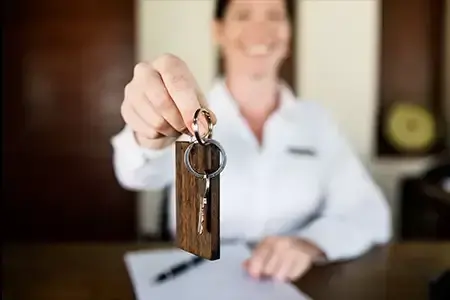 Ile zarabia recepcjonistka w hotelu? Odkryj prawdziwe zarobki!