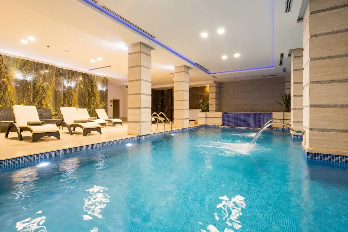 Jak iść na basen w hotelu i uniknąć nieprzyjemnych niespodzianek