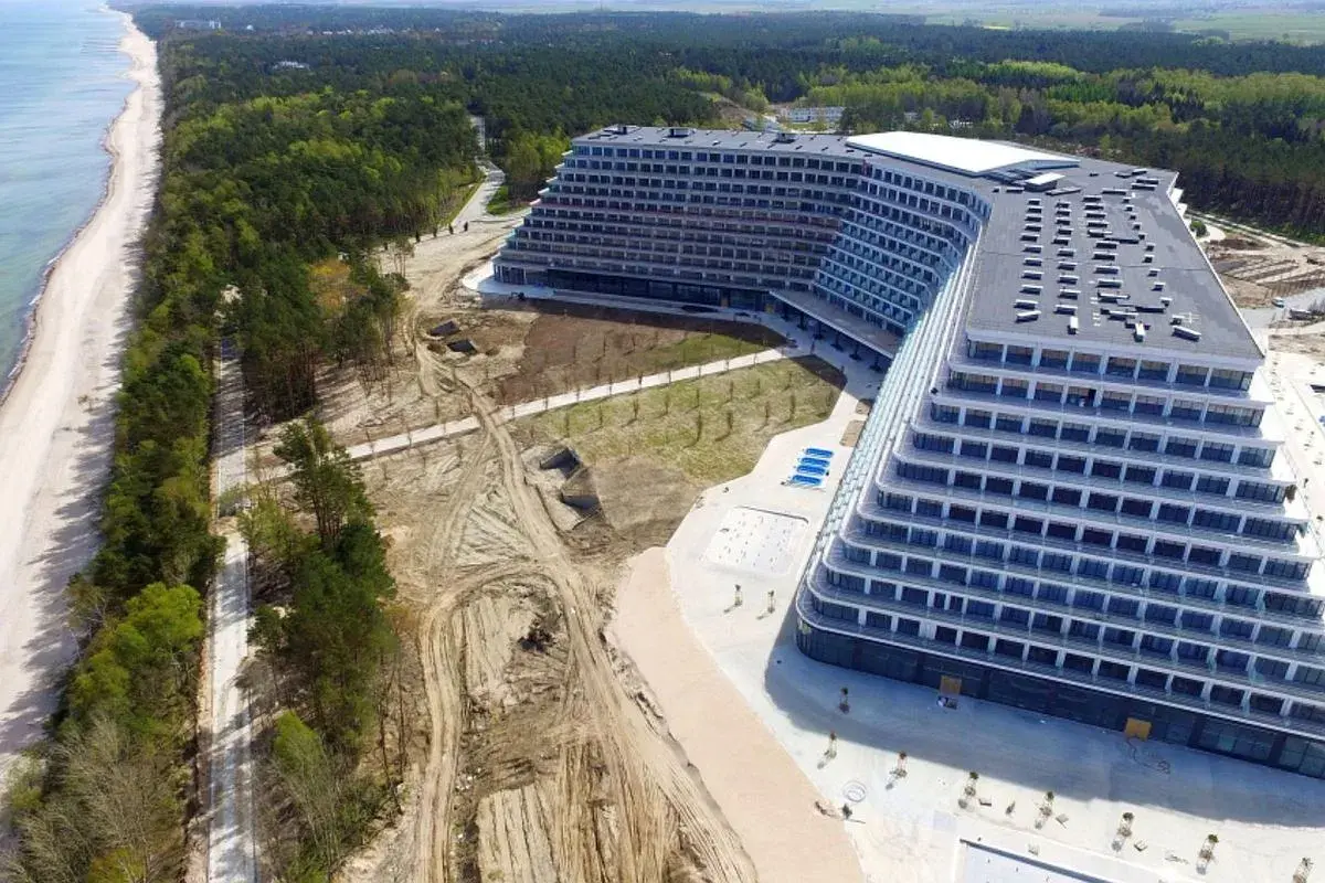 Nowy hotel Gołębiewski w budowie nad morzem. Czy to jedyny z hoteli Gołębiewskich w Polsce?