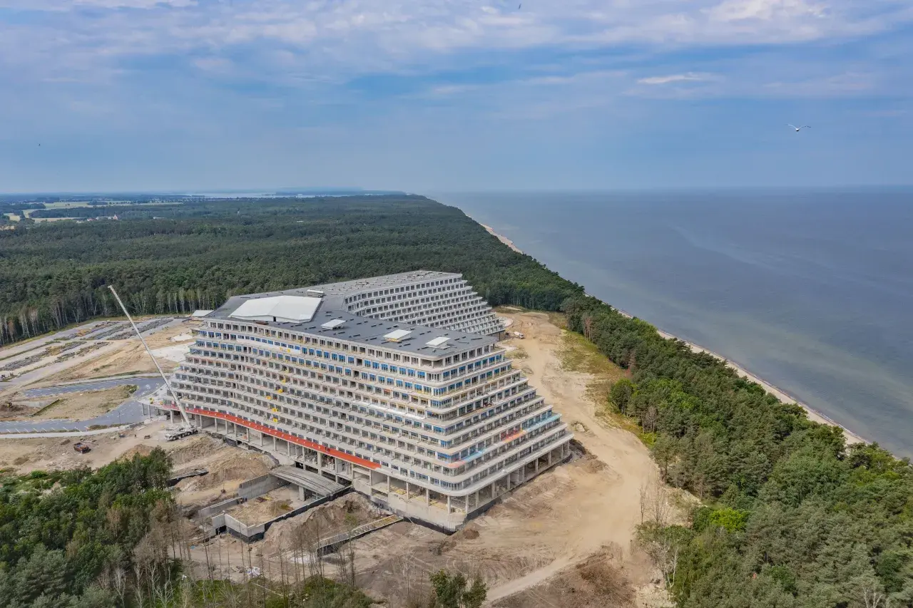 Ogromny hotel Gołębiewski w Pobierowie w budowie, tuż przy lesie i morzu. Trudno oszacować, ile kosztował hotel Gołębiewski w Pobierowie, ale skala budowy robi wrażenie.