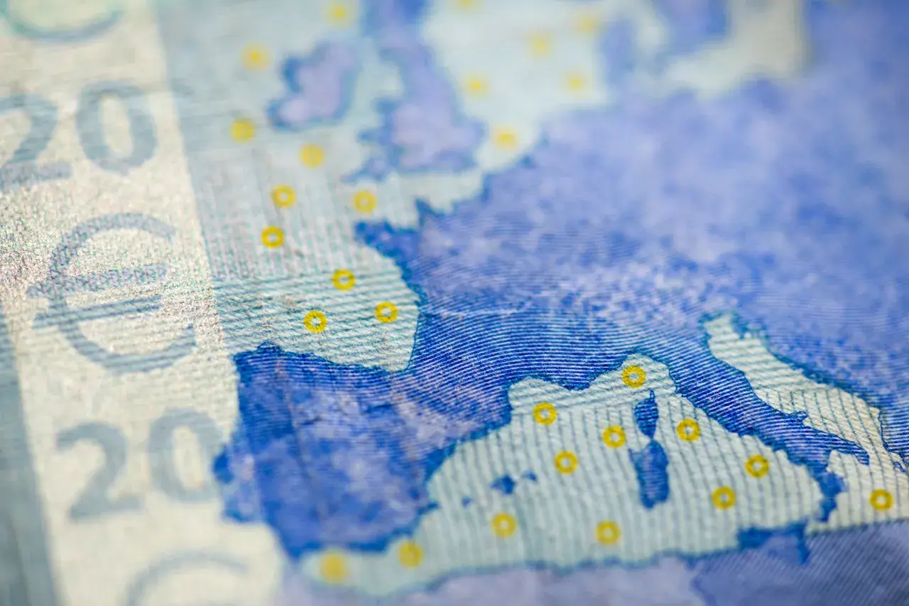 Zbliżenie na banknot dwudziestoeuro, z widoczną mapą Europy. Tak, w Belgii jest euro.
