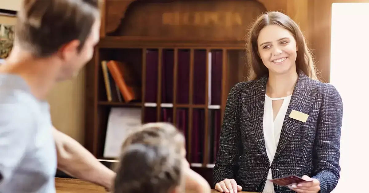 Zdjęcie Ile godzin pracuje recepcjonistka w hotelu? Zaskakujące fakty o zmianach