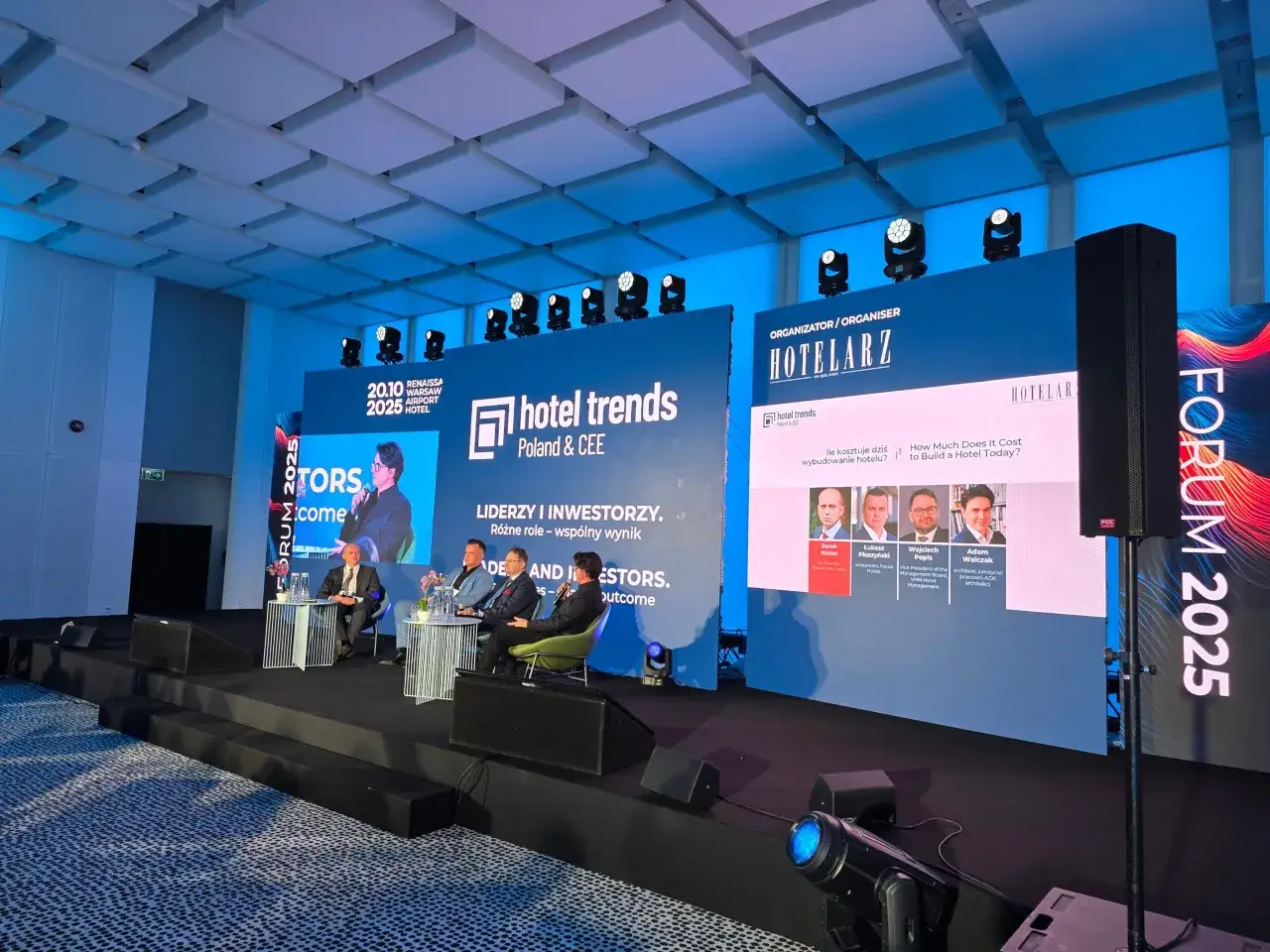 Panel dyskusyjny o tym, jak założyć hotel, z ekspertami omawiającymi koszty i wyzwania branży hotelarskiej.