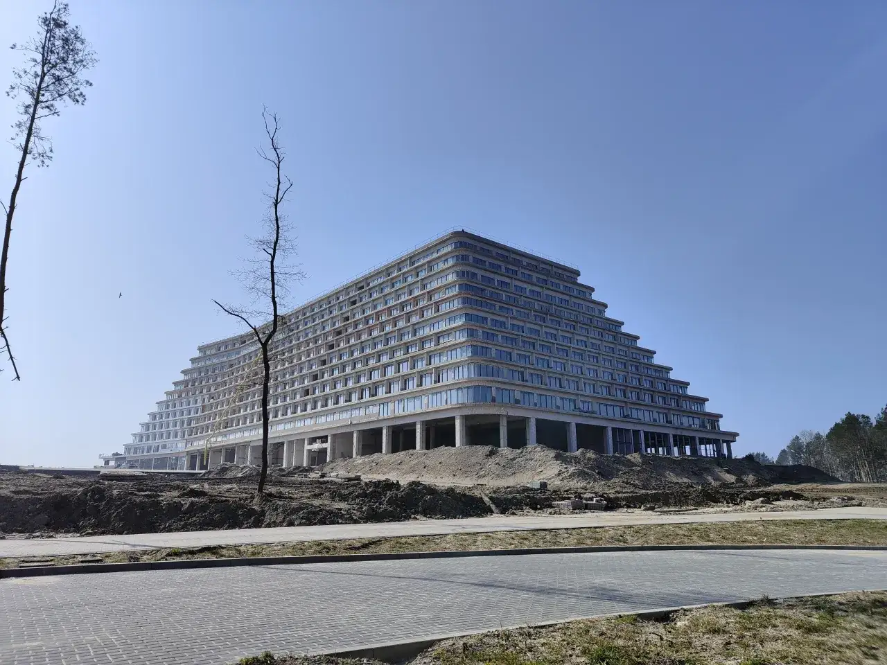 Ogromny, tarasowy hotel Gołębiewski w Pobierowie w budowie. Zastanawiasz się, ile kosztował hotel Gołębiewski w Pobierowie?