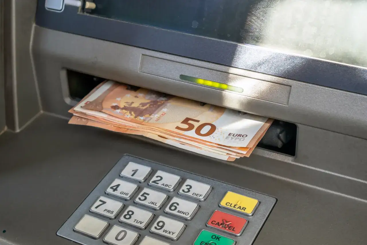 Bankomat wypłaca banknoty 50 euro. W Hiszpanii płaci się euro, więc to idealna waluta na wakacje.