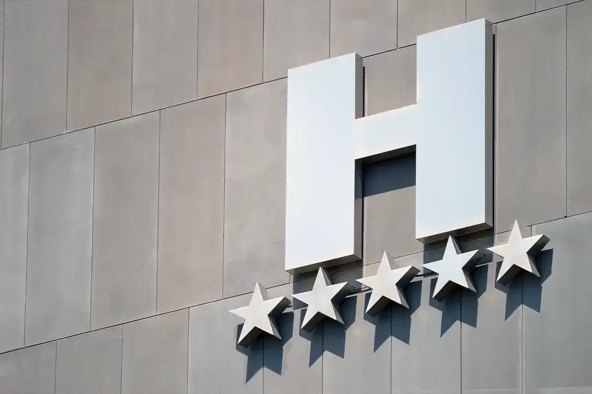 Pięć gwiazdek hotelowych lśni obok litery 