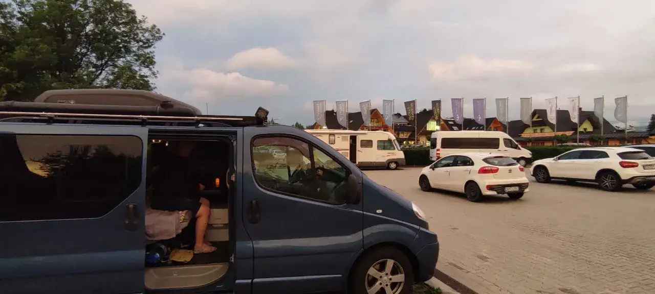 Na parkingu przed Termami Chochołowskimi stoją kampery i samochody. Czy parking na termach chochołowskich jest płatny?