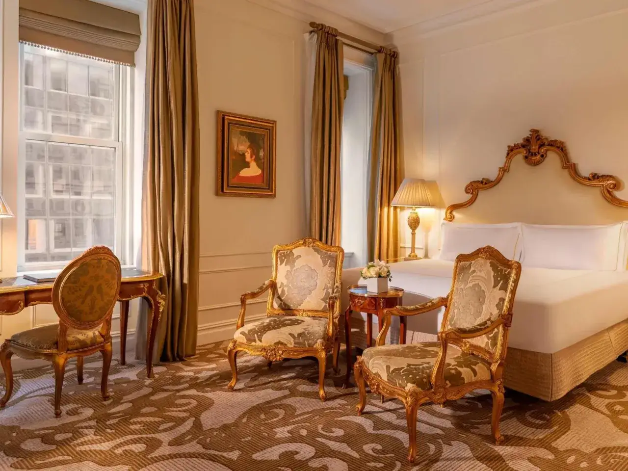 Elegancki pokój hotelowy z widokiem na Nowy Jork. Zastanawiasz się, ile kosztuje doba w hotelu Plaza w Nowym Jorku?