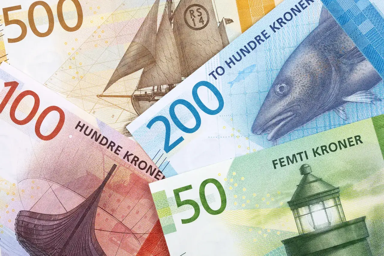 Norweskie banknoty: 50, 100, 200 i 500 koron. Widoczny statek, ryba i latarnia morska.