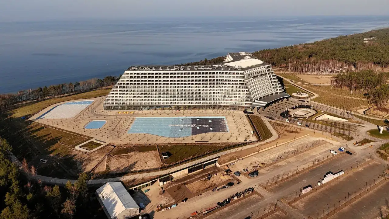 Ogromny Hotel Gołębiewski w Pobierowie z basenami i widokiem na morze. Zastanawiasz się, ile kosztował hotel Gołębiewski w Pobierowie?