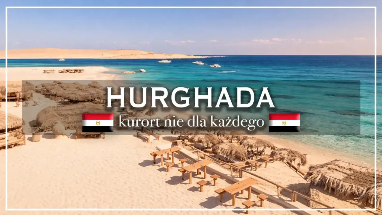 Hurghada: czy w Egipcie można wychodzić poza hotel? Piękna plaża z leżakami i parasolami, turkusowe morze i pustynny krajobraz.