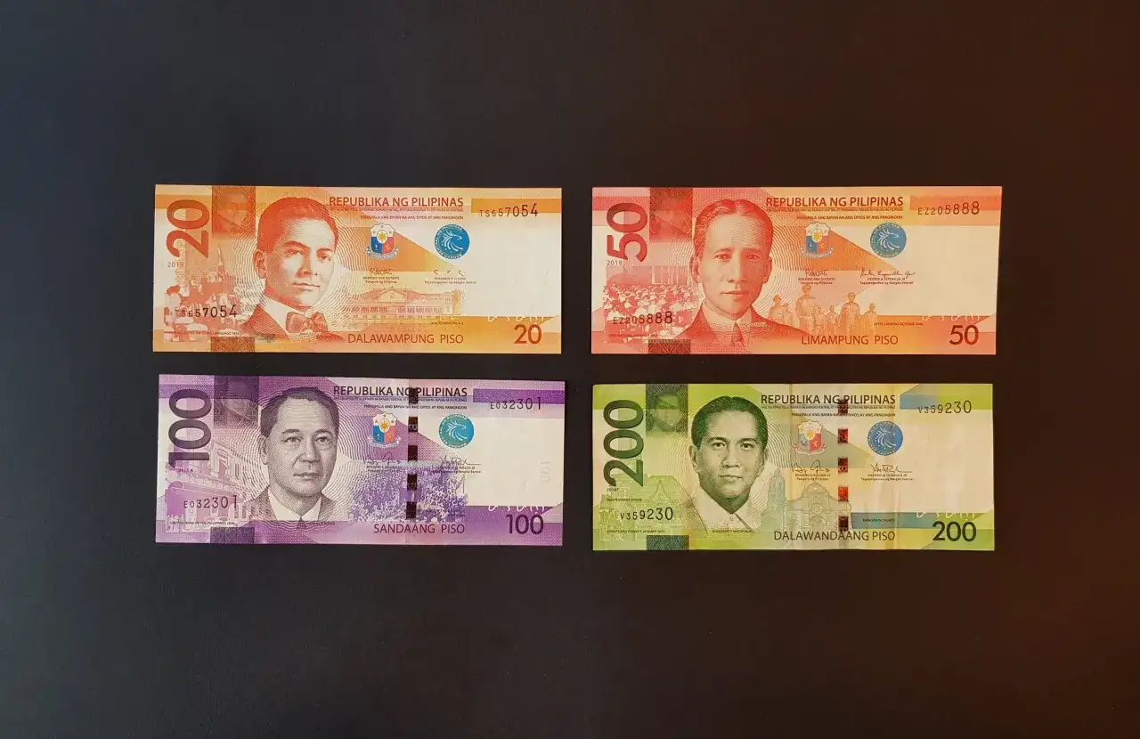 Filipińska waluta to peso. Na zdjęciu banknoty 20, 50, 100 i 200 peso.