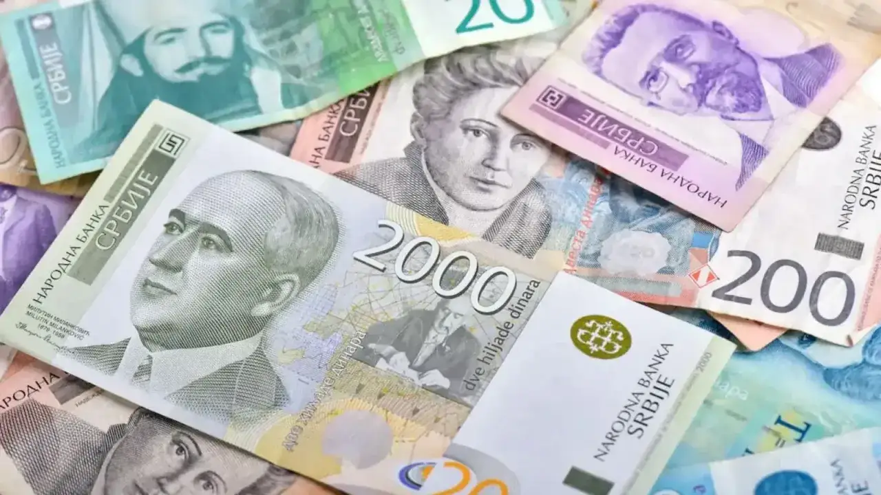 Kupujesz pamiątki w Serbii? Oto co to za waluta: dinary serbskie. Widoczne banknoty 2000, 200 i inne.