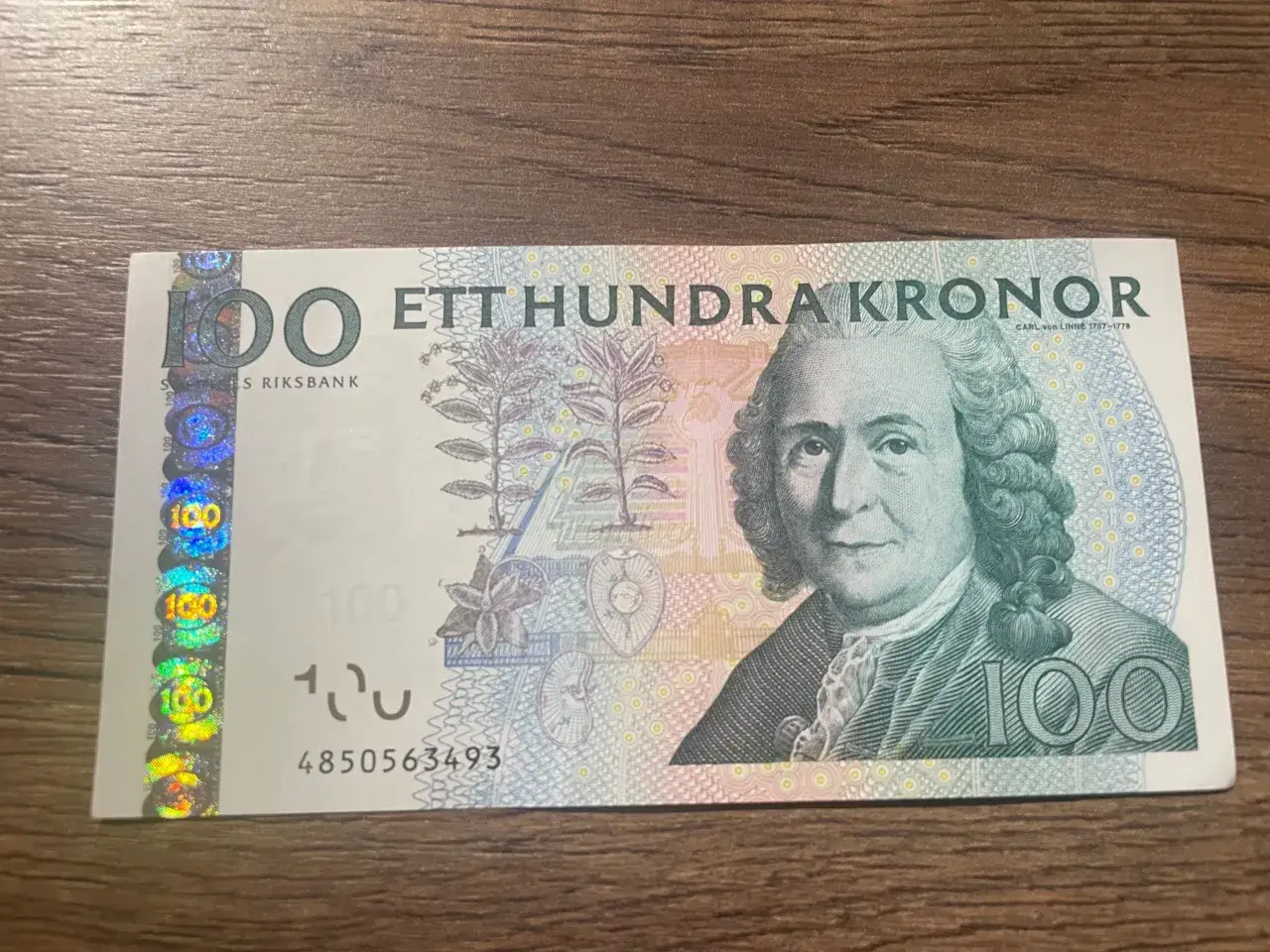 Szwedzka stuzłotówka, czyli 100 koron. Na banknocie portret Carla von Linné.