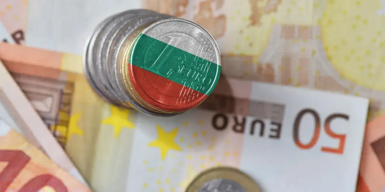 Monety z flagą Bułgarii na tle euro. Jaka waluta ma Bułgaria? Wkrótce może się to zmienić.