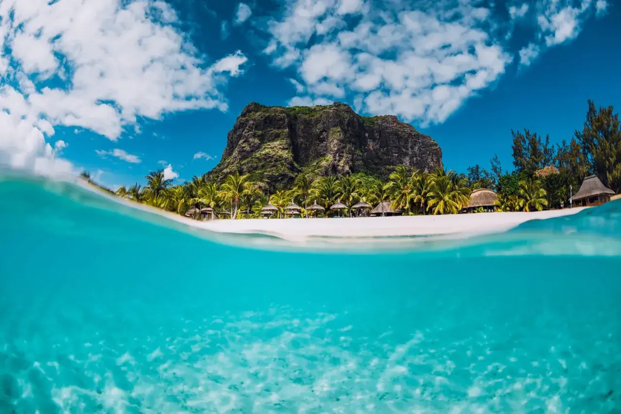 Rajska plaża z palmami i górą Le Morne Brabant, kiedy na Mauritius. Idealne miejsce na wakacje.