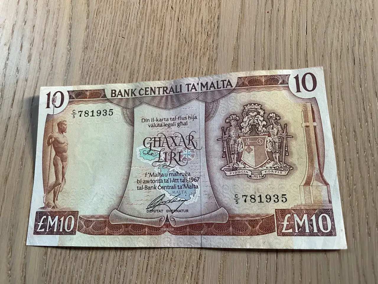 Banknot 10 funtów maltańskich. Czy na Malcie można płacić dolarami? Nie, używa się tam funtów maltańskich.