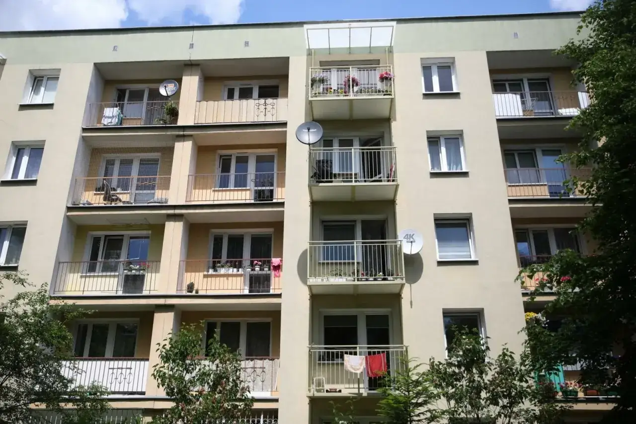 Na balkonach widać anteny satelitarne i kwiaty. Czy w hotelach można palić na balkonie? To pytanie nurtuje wielu podróżnych.