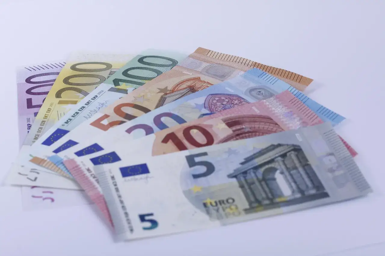 Euro to waluta, jaką ma Austria. Widoczne banknoty o nominałach 5, 10, 20, 50, 100 i 200 euro.