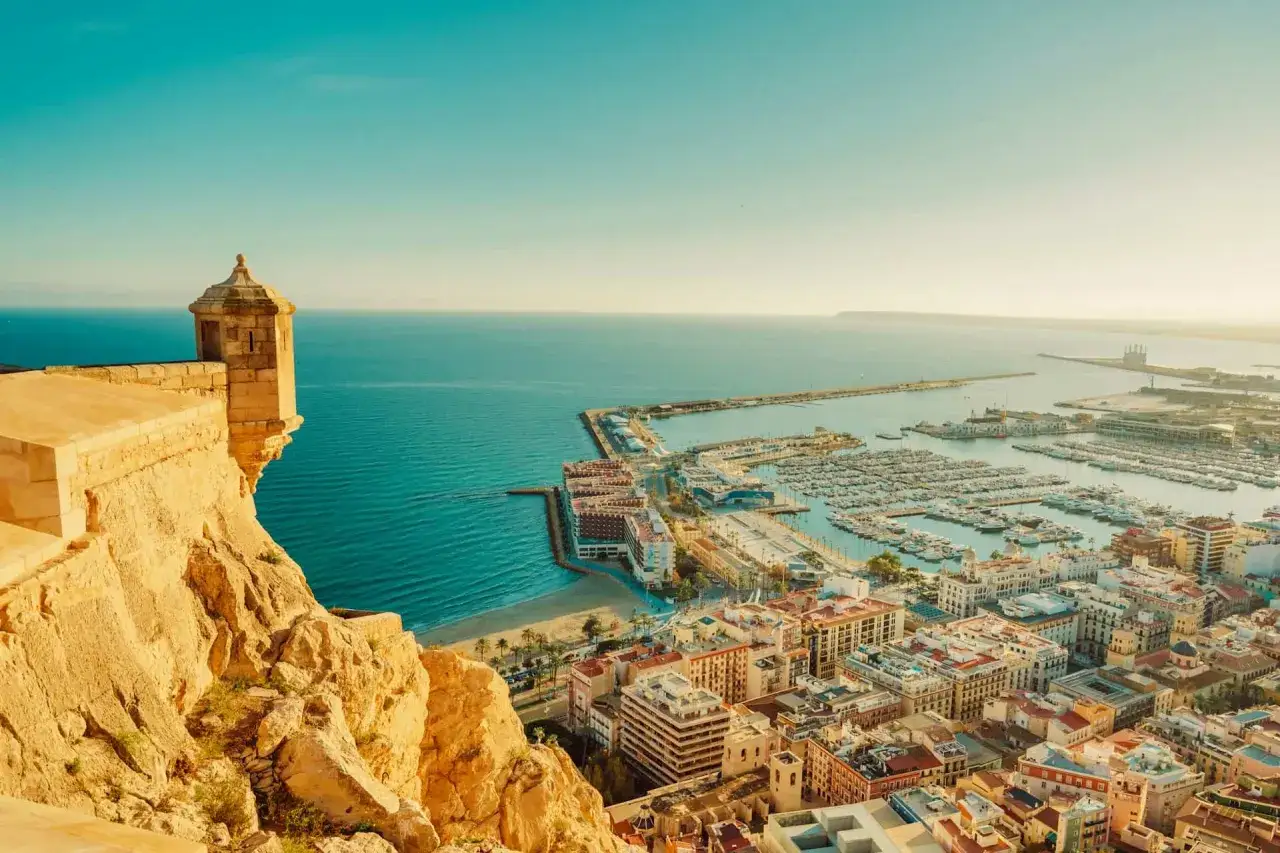 Widok z zamku na Alicante, port i plażę. To miejsce jest idealne, jeśli zastanawiasz się, co warto zobaczyć w Hiszpanii.