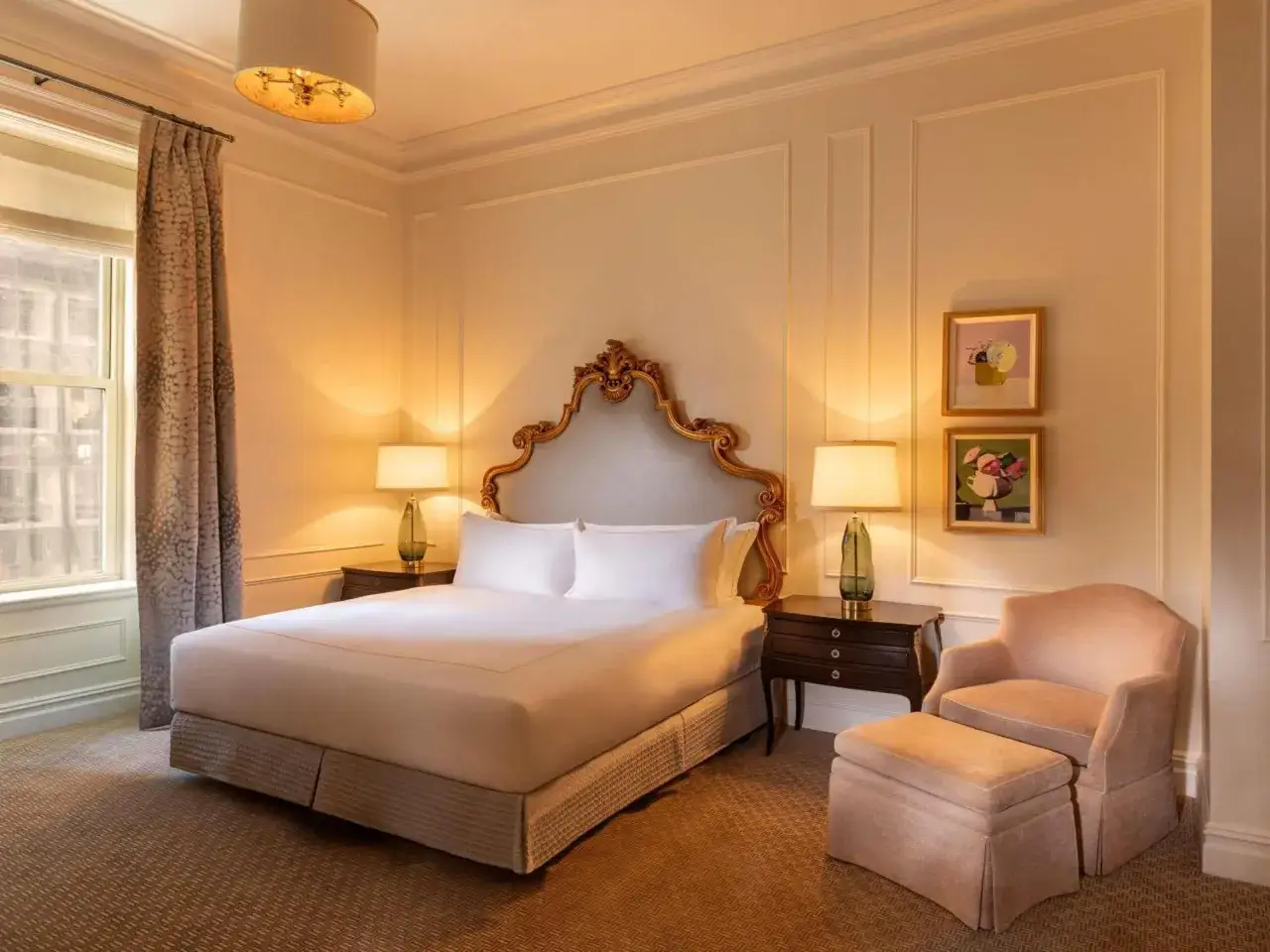 Elegancki pokój hotelowy z dużym łóżkiem i fotelem. Zastanawiasz się, ile kosztuje doba w hotelu Plaza w Nowym Jorku?