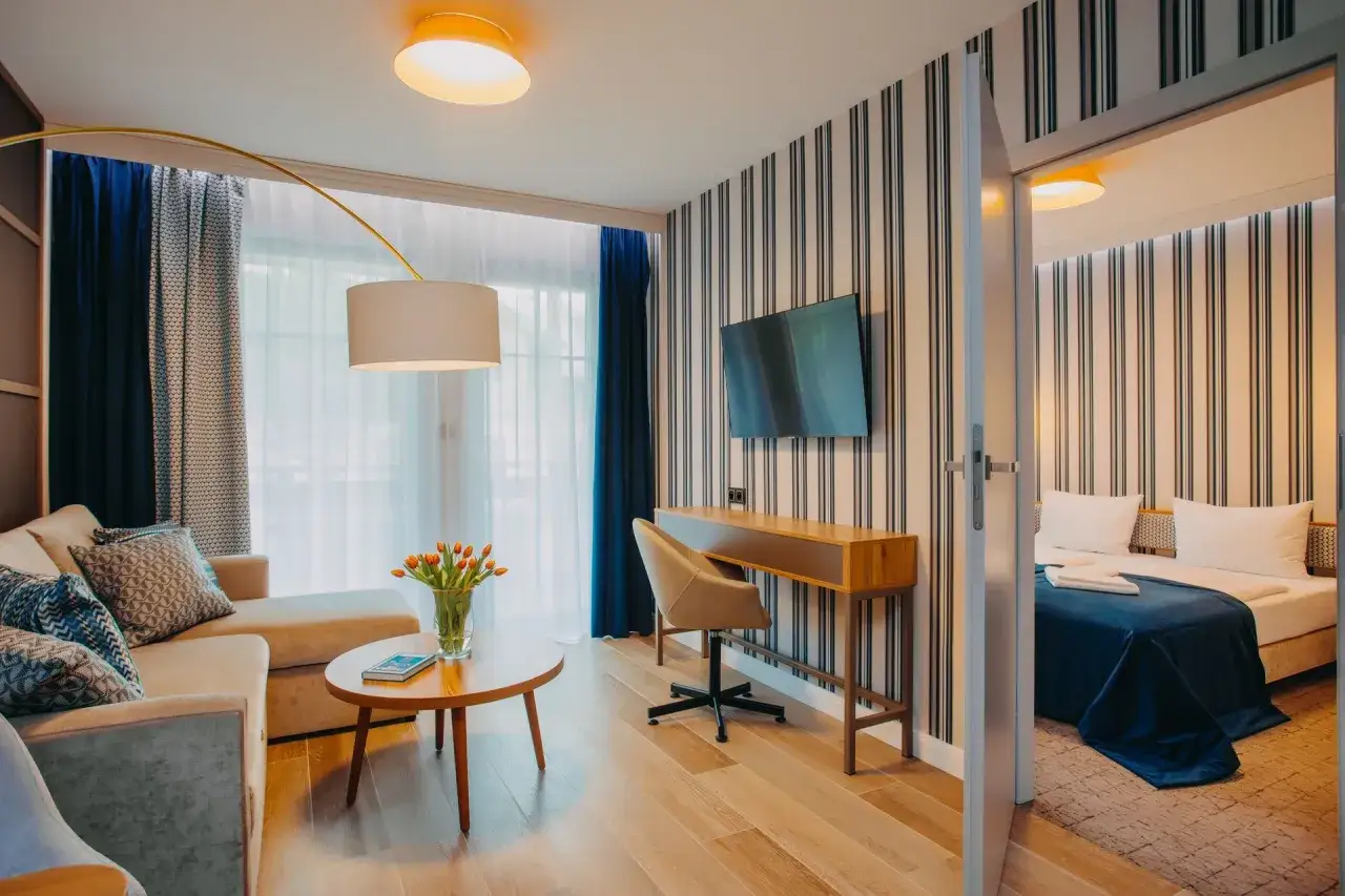 Pokój superior to przestronny apartament z salonem, wygodną sofą, biurkiem i osobną sypialnią. Idealny na dłuższy pobyt.