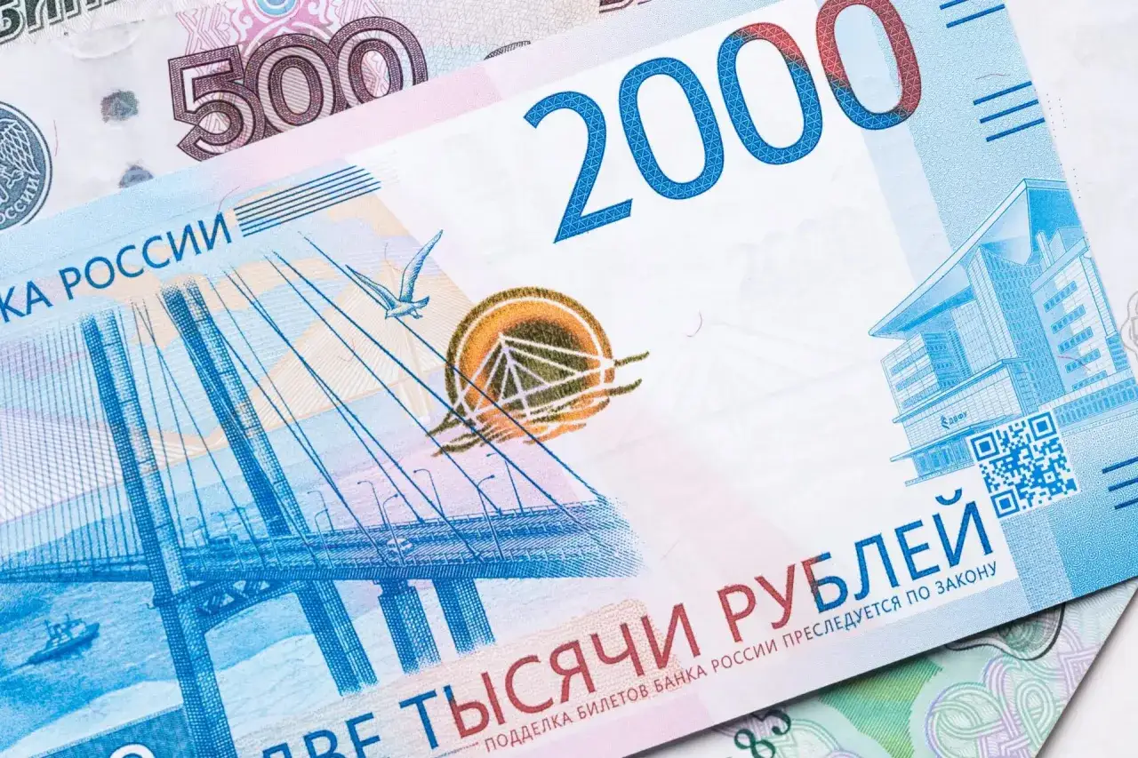 Rosja ma ruble. Na banknocie 2000 rubli widnieje most i mewa.