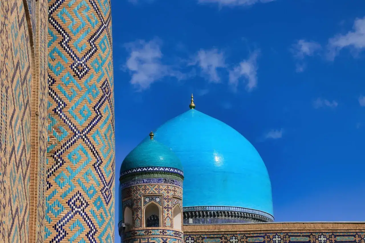 Błękitne kopuły i mozaiki meczetu w Samarkandzie. Czy wyjazd do Uzbekistanu jest bezpieczny? Tak, to fascynująca podróż.