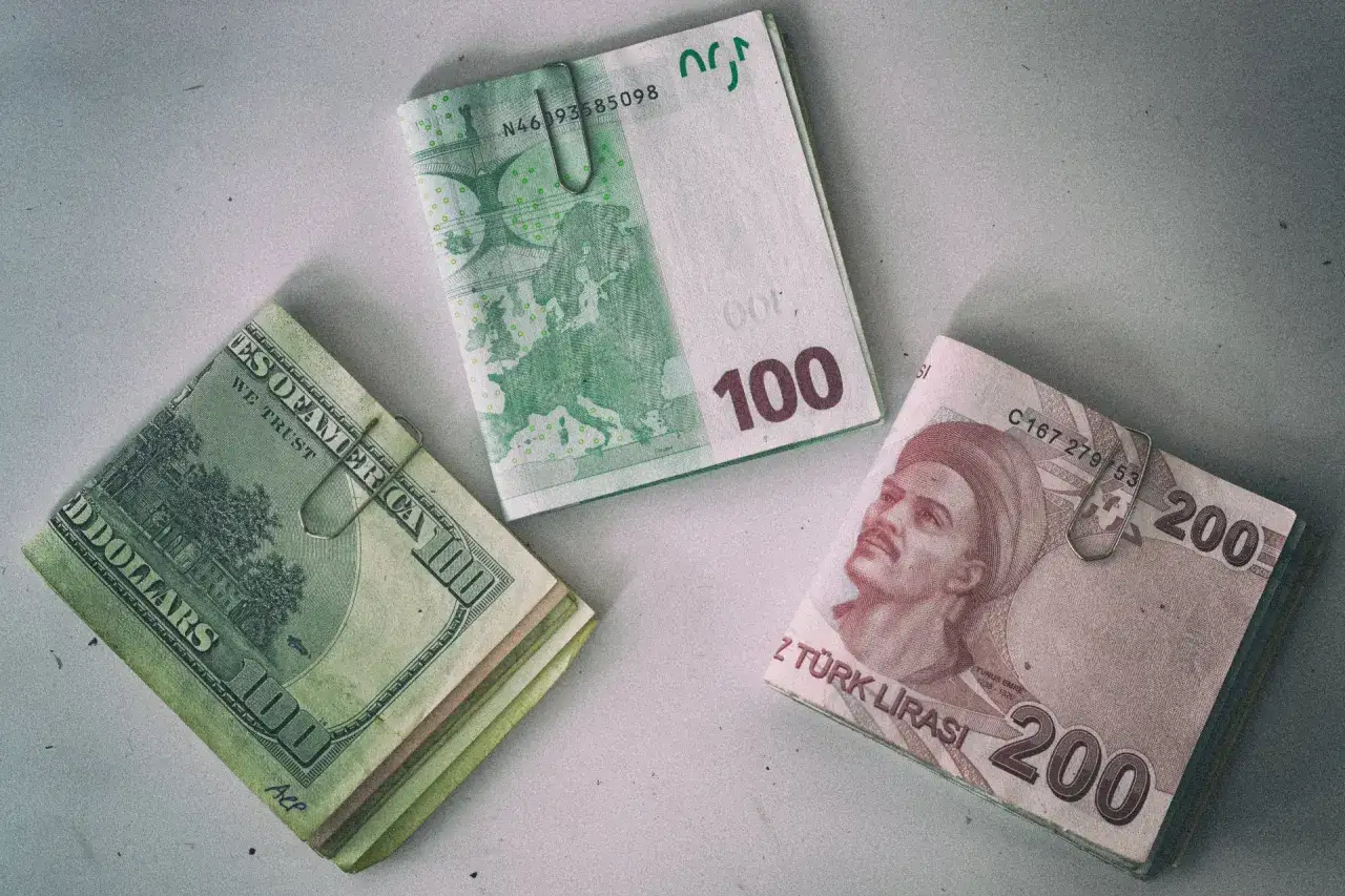 Dolar, euro i liry tureckie. Czy w Turcji można płacić dolarami? Tak, często można, ale warto sprawdzić kurs.