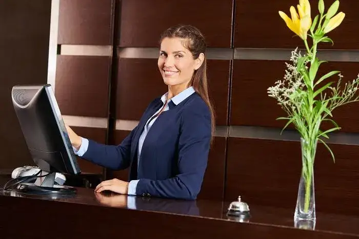 Zdjęcie Co robi recepcjonistka w hotelu? Poznaj jej kluczowe obowiązki