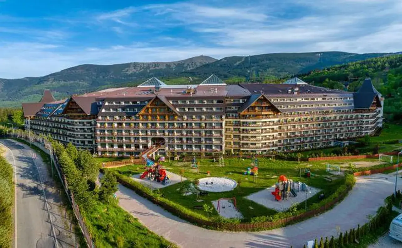 Ogromny hotel Gołębiewski w Karpaczu, otoczony zielenią i górami. Ile lat ma hotel Gołębiewski w Karpaczu? To pytanie zadaje sobie wielu turystów.
