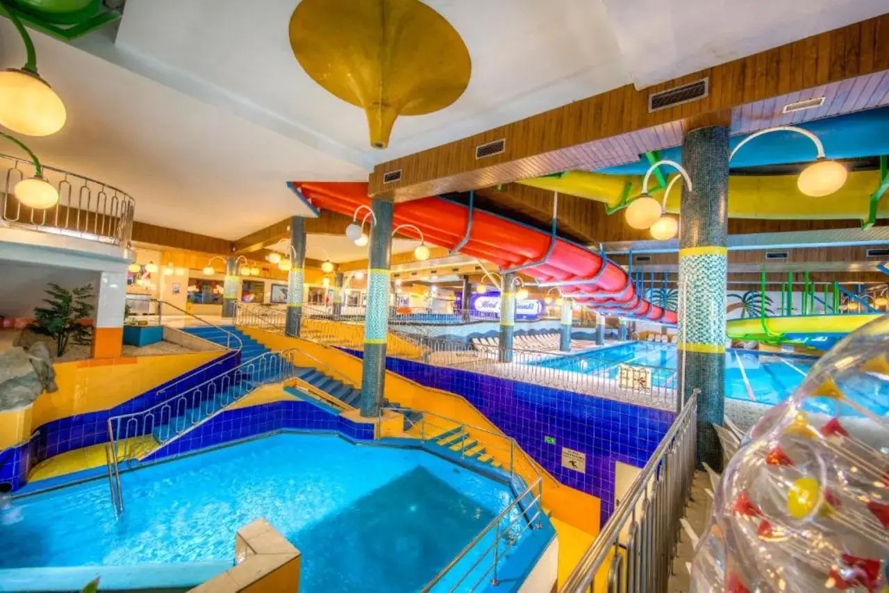 Wesoły aquapark z basenami i zjeżdżalniami, część jednego z hoteli Gołębiewskich w Polsce.
