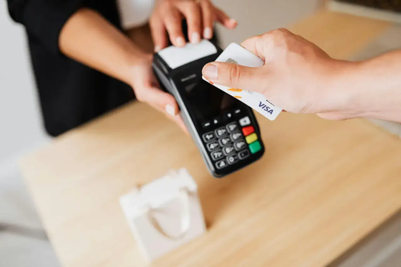 Płatność kartą Visa w Budapeszcie? Tak, można płacić kartą Visa w większości miejsc na Węgrzech, tak jak na tym zdjęciu.
