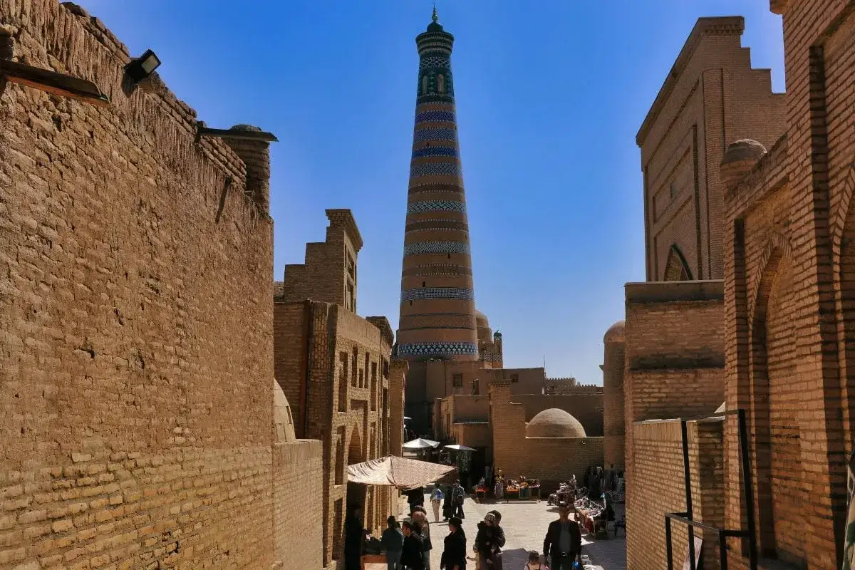 Ulica w Chivie z minaretem Kalta Minor. Tłum ludzi na targu. Czy wyjazd do Uzbekistanu jest bezpieczny? Tak, to spokojny kraj.