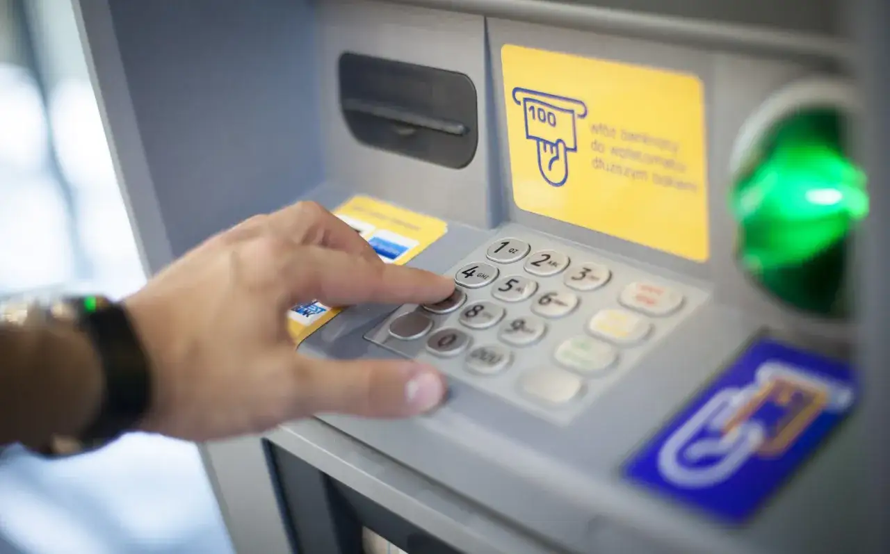 Dłoń wpisuje PIN na bankomacie. Włochy, podobnie jak inne kraje strefy euro, używają euro jako waluty.