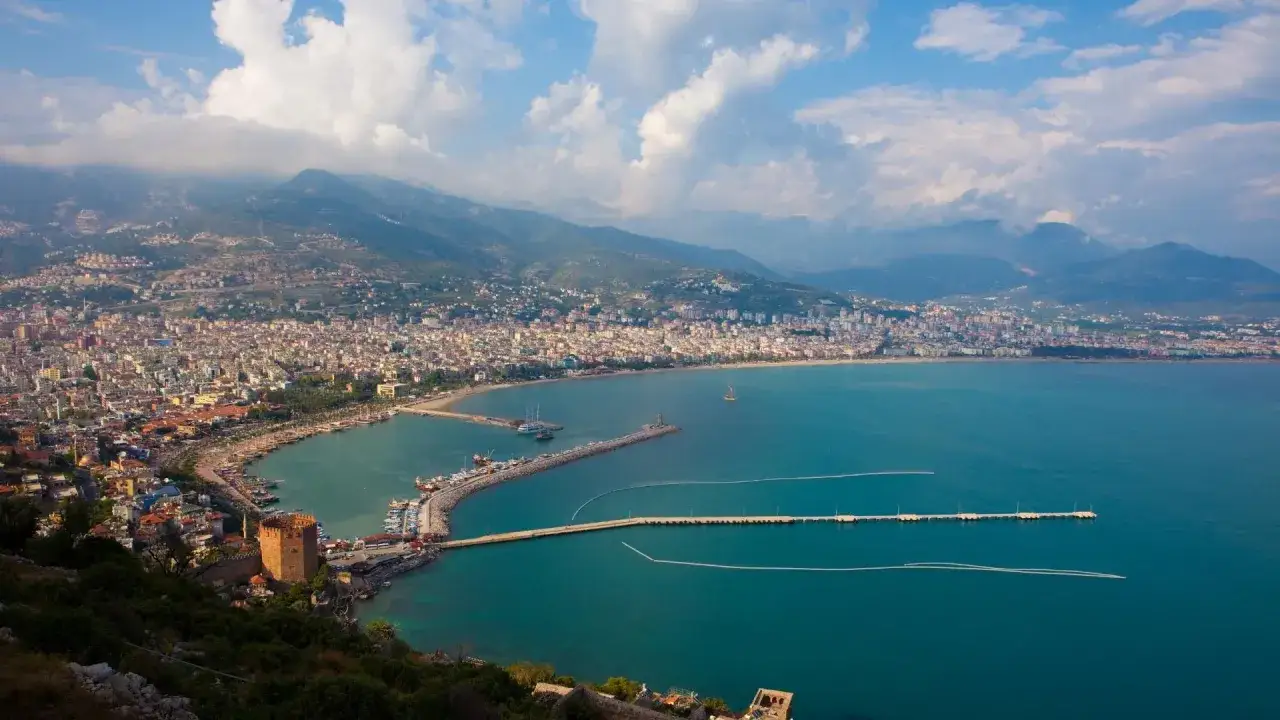 Widok na Alanyę z twierdzą i portem. Czy Alanya jest bezpieczna? Tak, to popularny kurort z pięknymi widokami.
