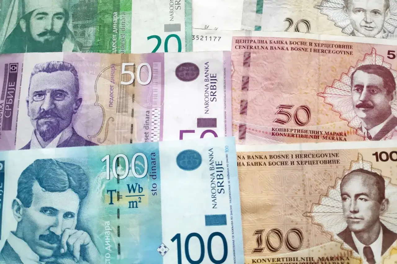 Serbskie dinary i bośniackie marki. Na banknotach portrety znanych postaci. Co to za waluta RS? To dinar serbski.