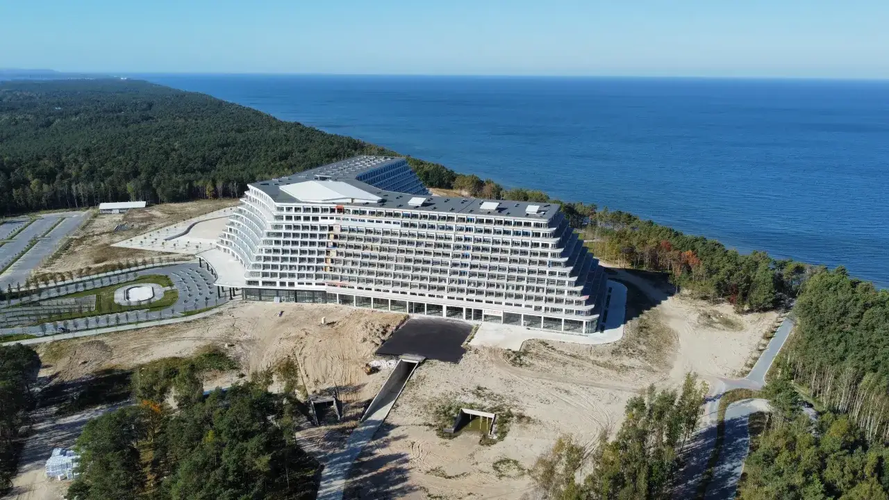Nowy hotel Gołębiewski w Pobierowie, z widokiem na morze, w otoczeniu lasu.