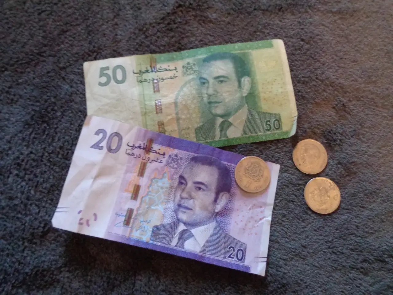 Banknoty 20 i 50 dirhamów, czyli walutą, jaką płaci się w Maroko, oraz monety.