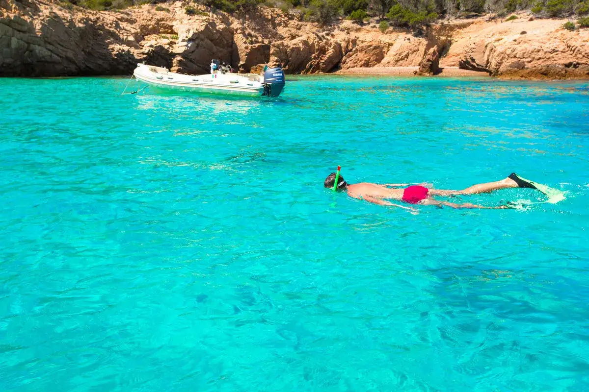 Idealne miesiące, kiedy jechać na Maltę, to od maja do października. Wtedy można cieszyć się taką wodą i snorkelingiem.