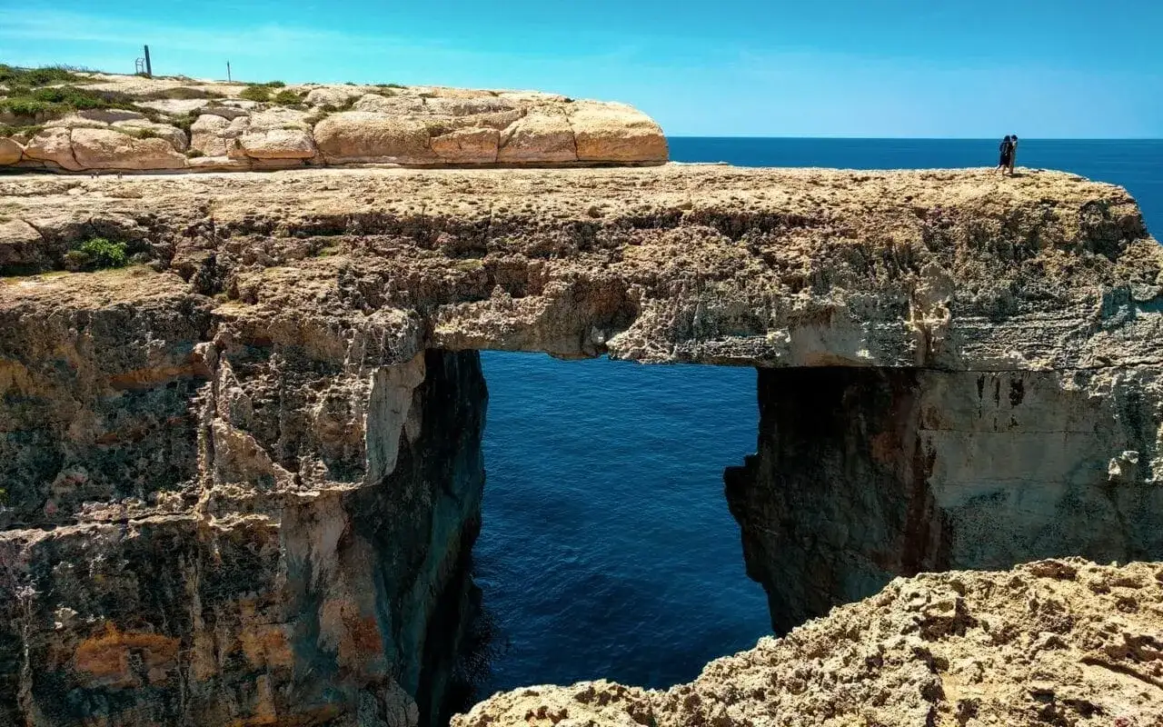 Malta: skalne okno nad turkusowym morzem. Idealne miejsce, by poczuć się jak na końcu świata. Kiedy lecieć na Maltę? Wiosna i jesień to najlepszy czas.