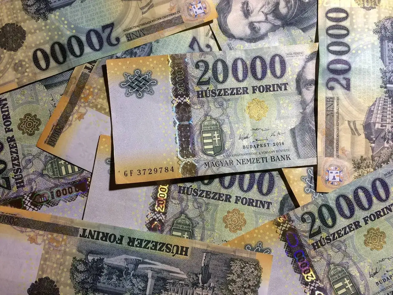 Węgierskie banknoty 20 000 forintów. Pytanie, czy na Węgrzech można płacić euro, pozostaje otwarte, bo tu widzimy tylko forinty.