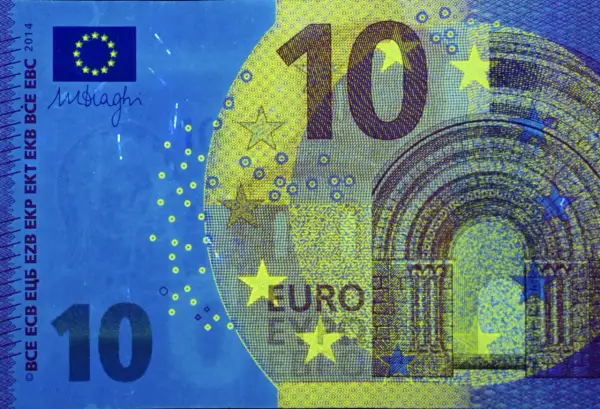 10 euro banknot pod światłem UV. Francja, jak wiele krajów UE, używa euro jako waluty.