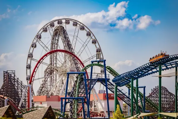 W Energylandii jest mnóstwo atrakcji! Widać diabelski młyn, rollercoaster i inne ekscytujące maszyny.