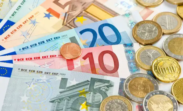 Na Cyprze płaci się euro. Widoczne banknoty 5, 10, 20 i 50 euro oraz monety euro.