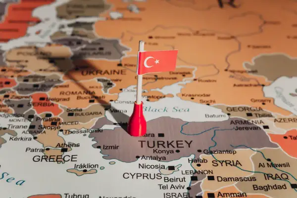 Flaga Turcji na mapie. Zastanawiasz się, ile zarabiają turcy? Mapa pokazuje położenie kraju.