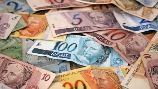 Stos banknotów, gdzie walutą jest real. Widać nominały 100, 10, 5 i 2.