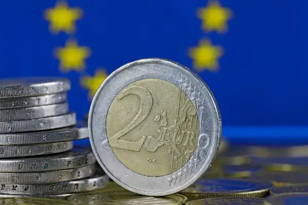 Monety euro na tle flagi UE. Tak, w Estonii jest euro, to waluta obowiązująca od 2011 roku.