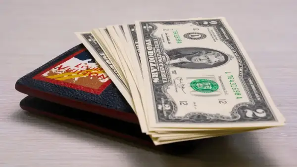 Portfel z banknotami 2 dolary. Zastanawiasz się, jaką walutę zabrać na bal? Może warto mieć przy sobie dolary na wszelki wypadek.